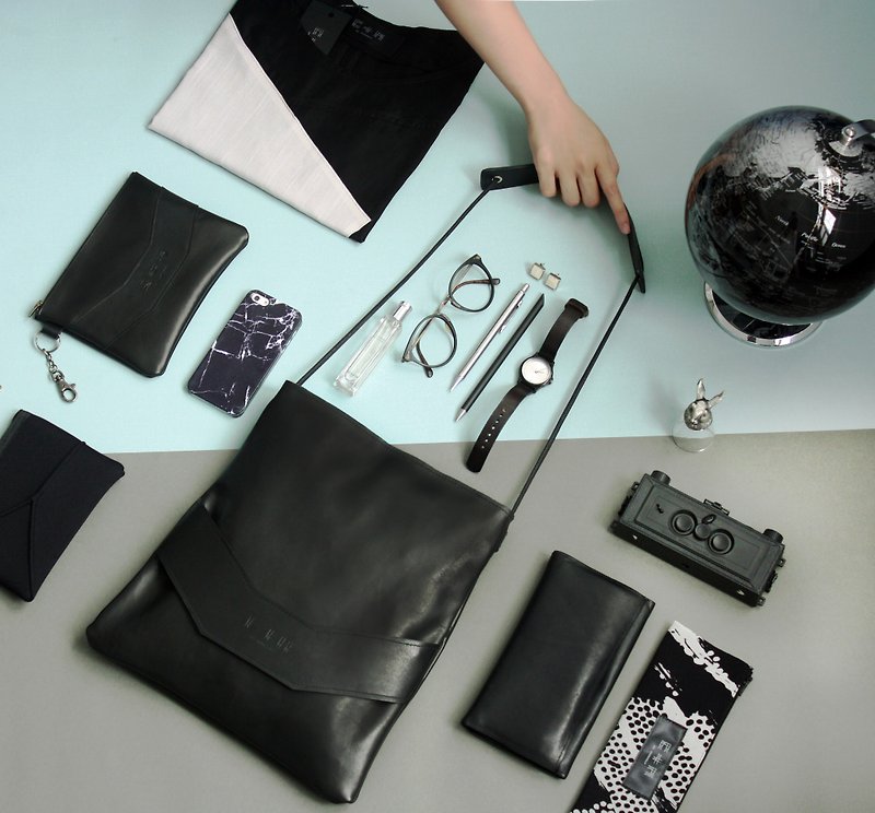 Multi-purpose shoulder bag LEATHER BAG - กระเป๋าแมสเซนเจอร์ - หนังแท้ สีดำ