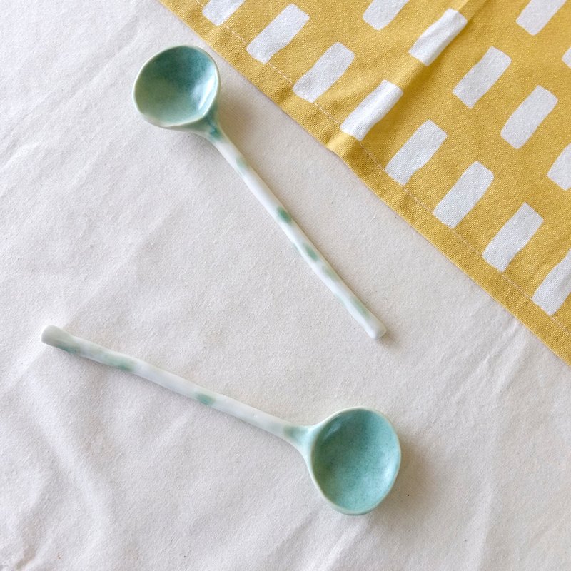 Little bit of green glaze spoon / porcelain spoon (one) manual limit - Cutlery & Flatware - Porcelain 