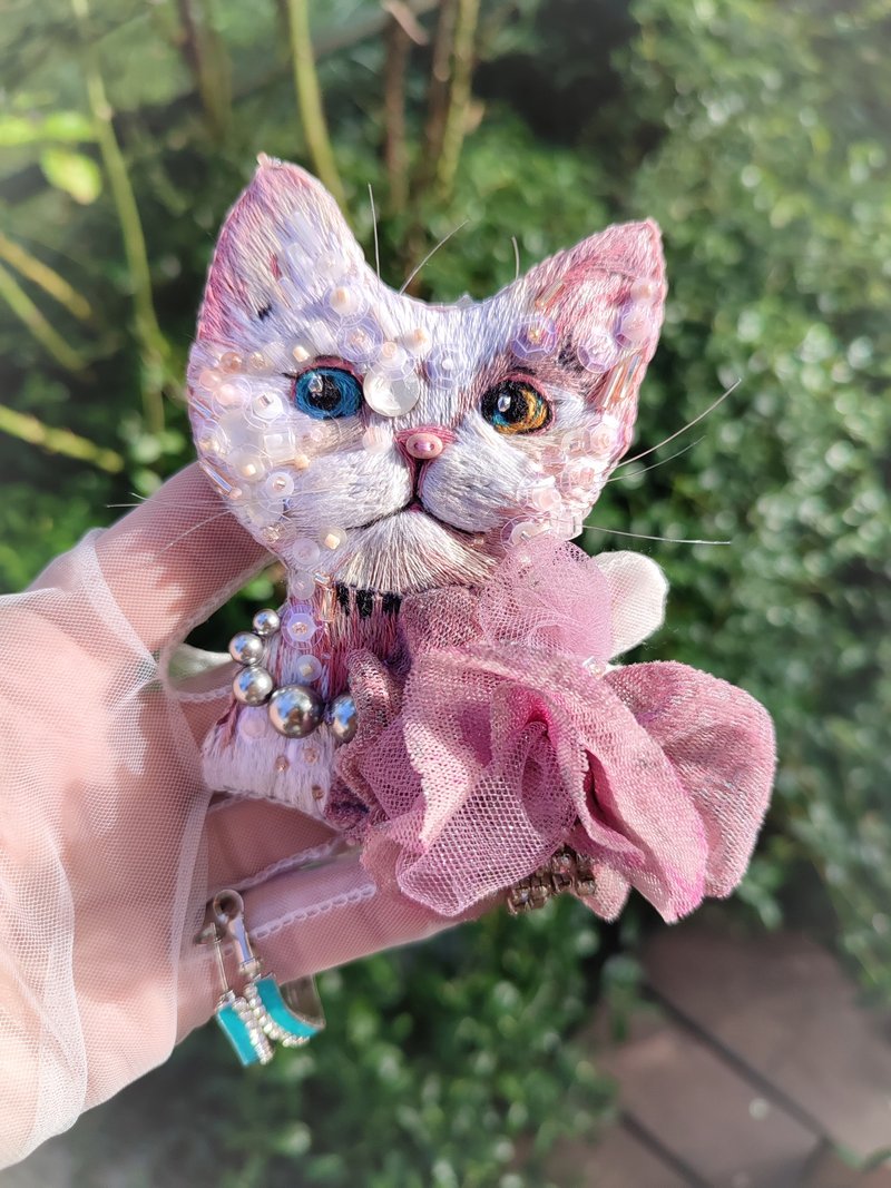 Embroidered cat brooch Fuchsia with vintage fabric, vintage element and Swarov - เข็มกลัด - งานปัก สีม่วง