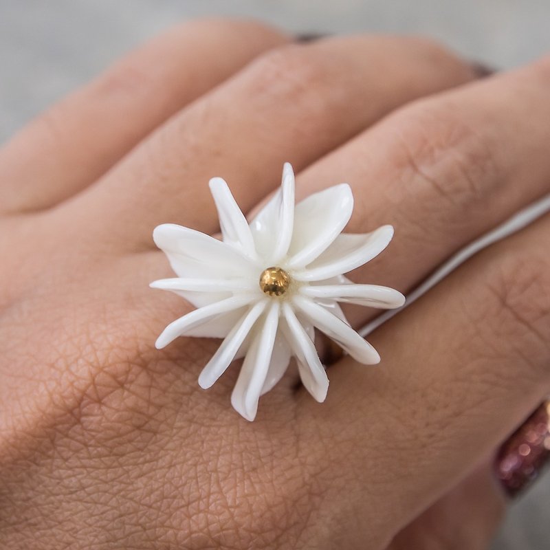 瓷製小型花朵戒指-白色 - 戒指 - 瓷 白色