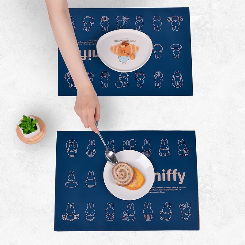 【Miffy米飛】食品級矽膠隔熱止滑矽膠餐墊(42×30cm) - 餐桌布/餐墊 - 矽膠 