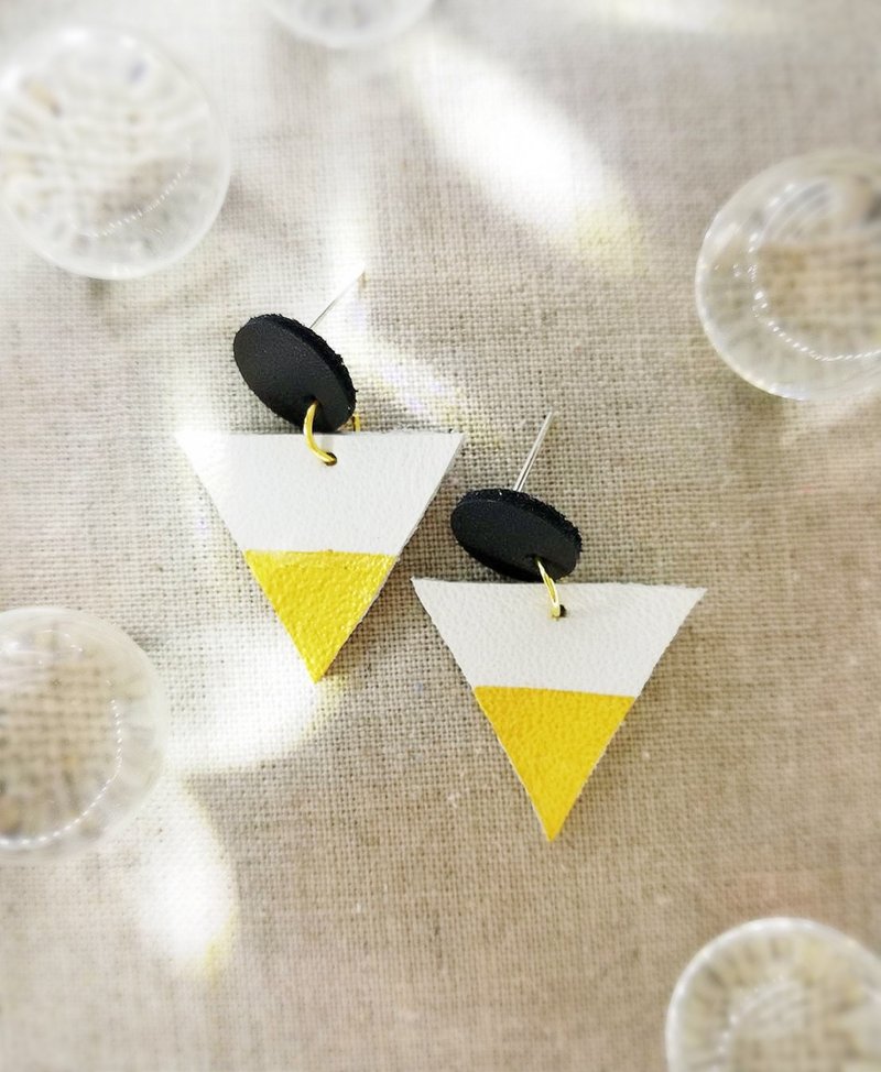 Handmade leather earring white black and gold color - 耳環/耳夾/耳骨夾 - 真皮 白色