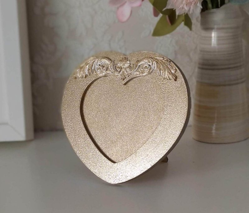 相框 Small gold photo frame in shape of heart Wedding gift Mini picture frame - 相框/畫框 - 木頭 金色
