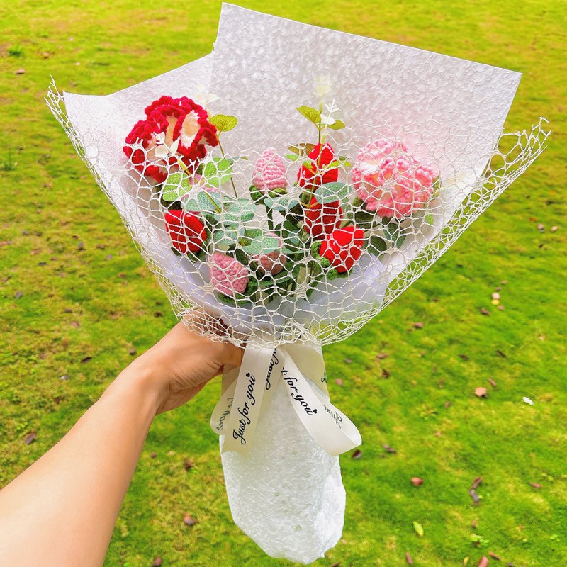 畢業禮物 畢業花束 客製化禮物2025手工鉤織草莓康乃馨白色石肌理 - 乾燥花/永生花 - 棉．麻 白色
