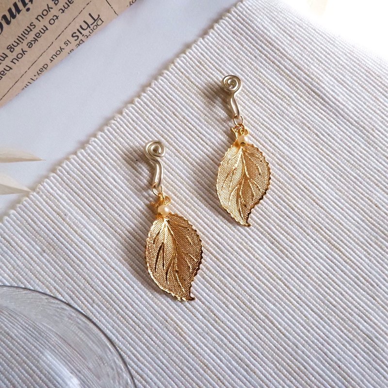 Gold woven leaf ear clip earrings - ต่างหู - โลหะ สีทอง