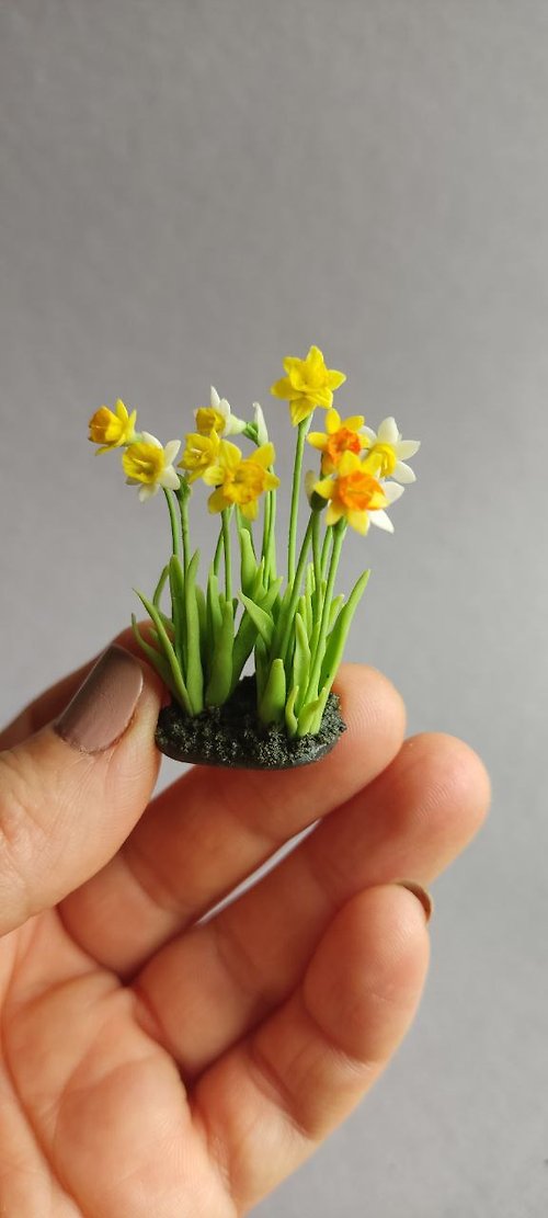 MiniatureFlowersArt A composition with daffodils for a dollhouse.