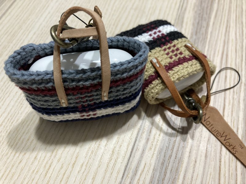 ||Nature Works||Hand-made woven AirPods protective cover charm - พวงกุญแจ - ผ้าฝ้าย/ผ้าลินิน สีกากี