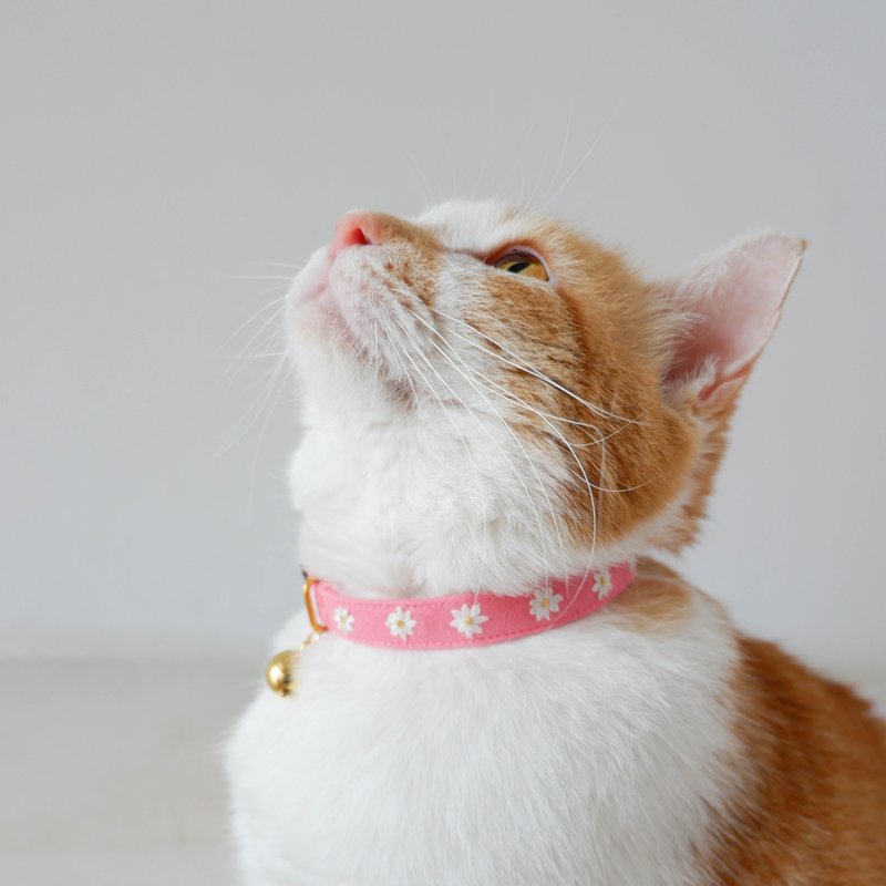 : MINI DAISIES : Rose Pink  - Handmade embroidered flower breakaway cat collar - 項圈/牽繩 - 棉．麻 粉紅色