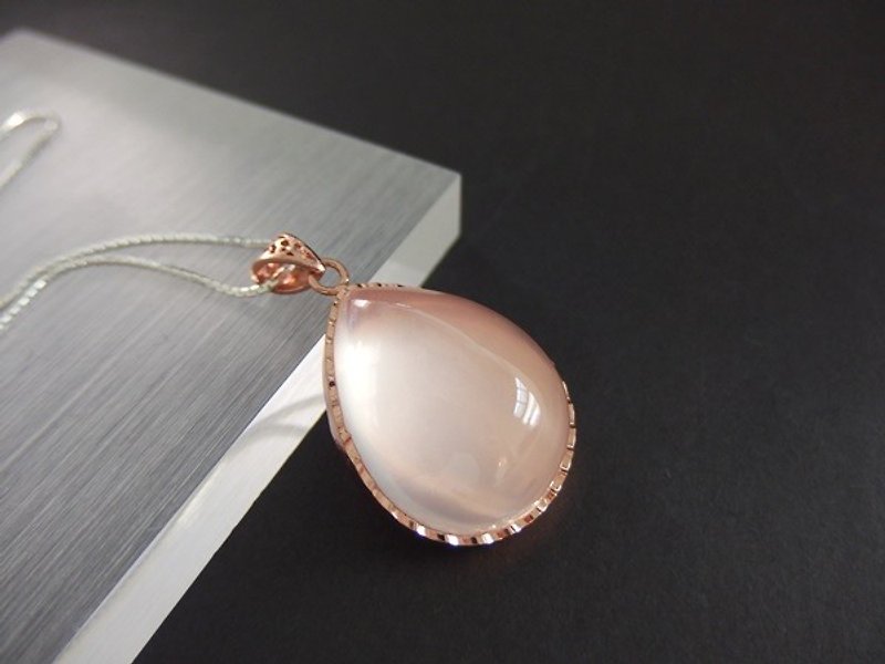 Quality Star Hibiscus crystal pendant Star Rose Quartz Silver Pendant - Necklaces - Gemstone Pink