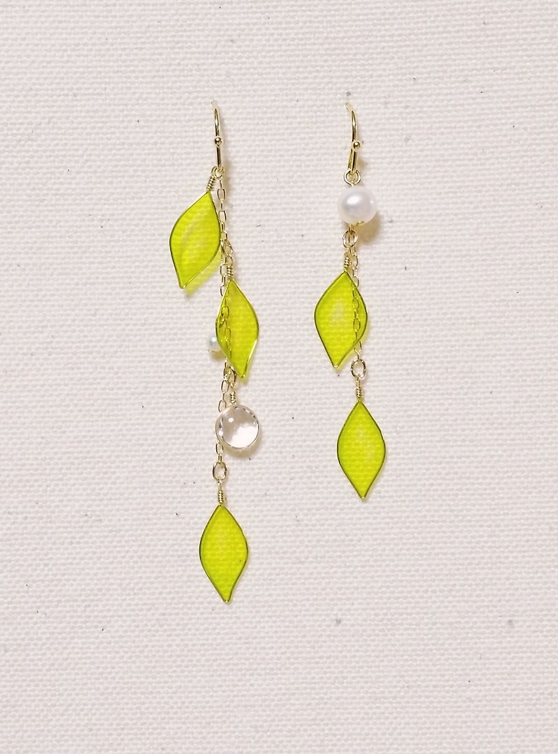 fresh leaves & freshwater pearl pierced earrings or clip-on earrings・long - ต่างหู - เรซิน สีเขียว