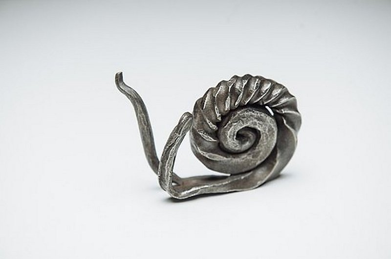 Snail Figurine Iron Decor Lover Gift / Hand Forged Iron Cute Snail Baby Decor - ของวางตกแต่ง - วัสดุอื่นๆ สีเทา