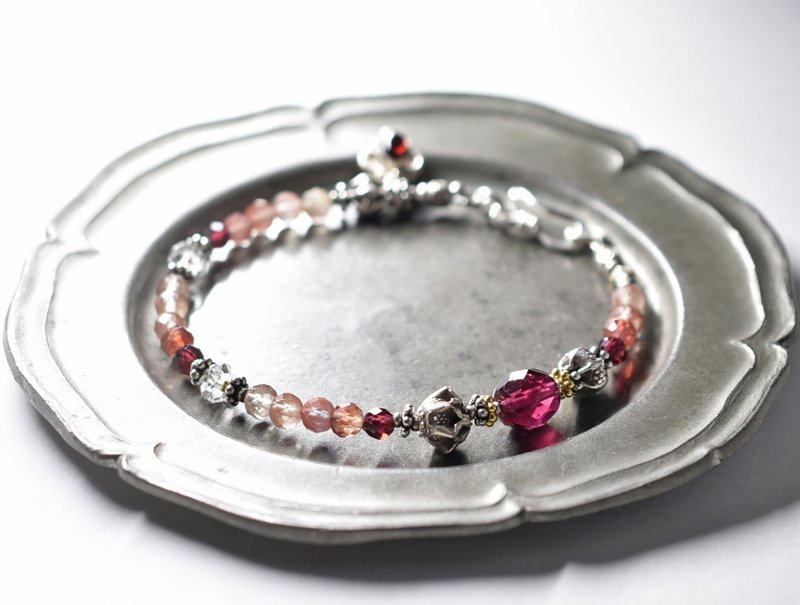 Raspberry color vintage beads, andesine, garnet, quartz, Silver decorated garnet charm, Karen Silver bracelet - สร้อยข้อมือ - เครื่องเพชรพลอย สีแดง