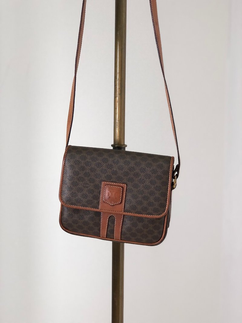 [Direct from Japan, branded used bag] CELINE Macadam shoulder bag, Brown blazon embossed PVC leather, vintage exgf62 - กระเป๋าแมสเซนเจอร์ - หนังแท้ สีนำ้ตาล