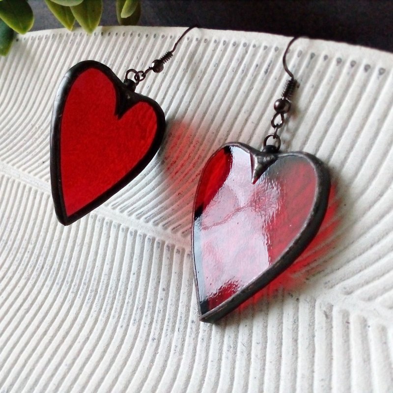 Red HEART glass earrings, st Valentine, heart earrings, kawaii earrings - 耳環/耳夾/耳骨夾 - 玻璃 紅色