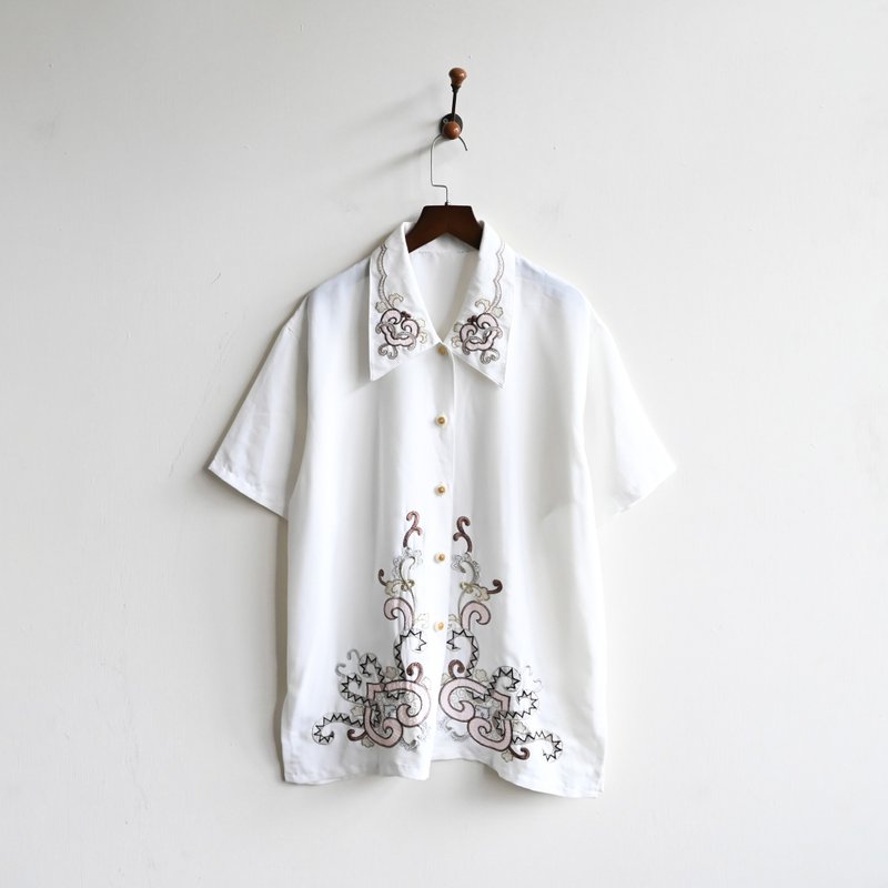 【蛋植物古著】星蕨對稱刺繡短袖古著襯衫 - 女襯衫 - 其他人造纖維 白色