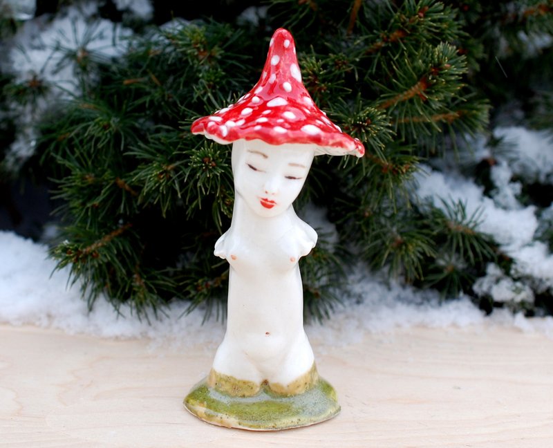 Mushroom lady Female bust statuette Ceramic ring holder Mushroom hat Fly agaric - 擺飾/家飾品 - 瓷 多色