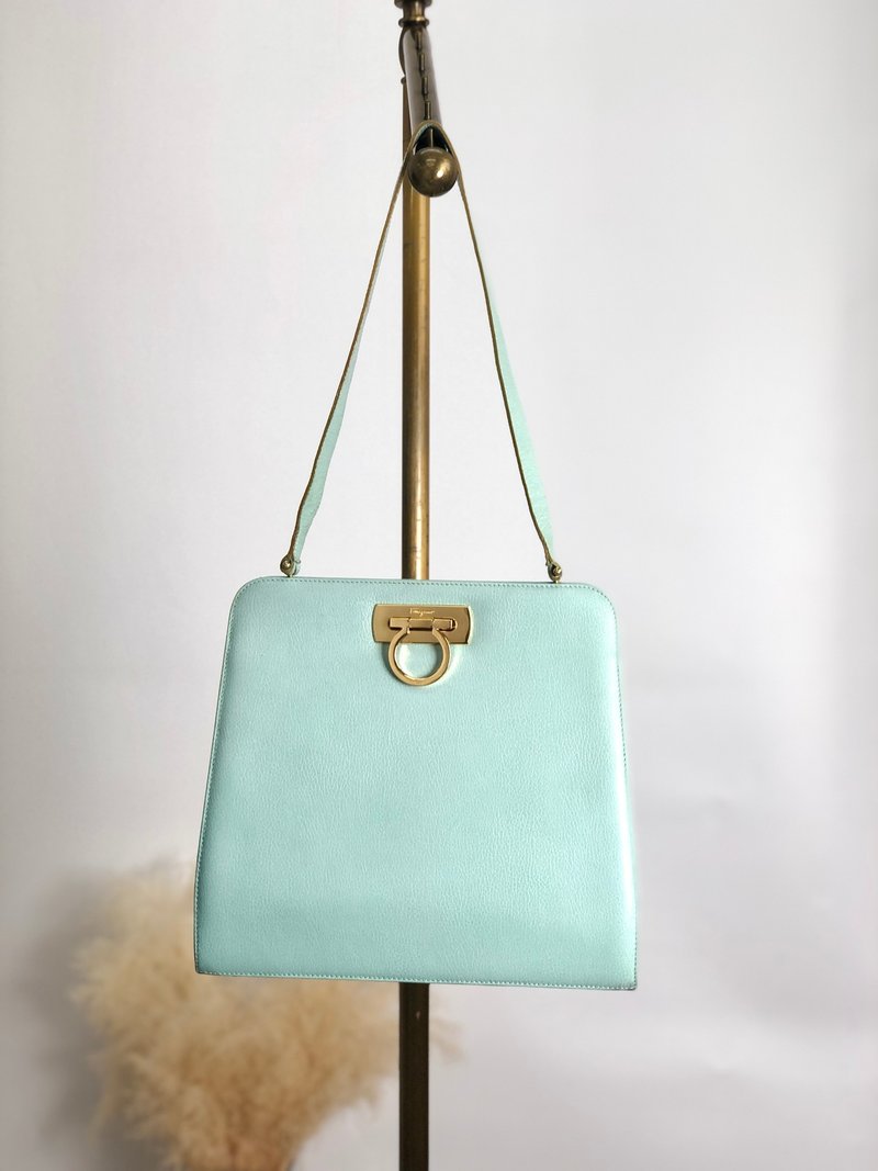 【 日本直送　名牌中古包 】Salvatore Ferragamo サルヴァトーレ フェラガモ ショルダーバッグ 水色 ガンチーニ レザー gvnagm - 側背包/斜背包 - 真皮 藍色
