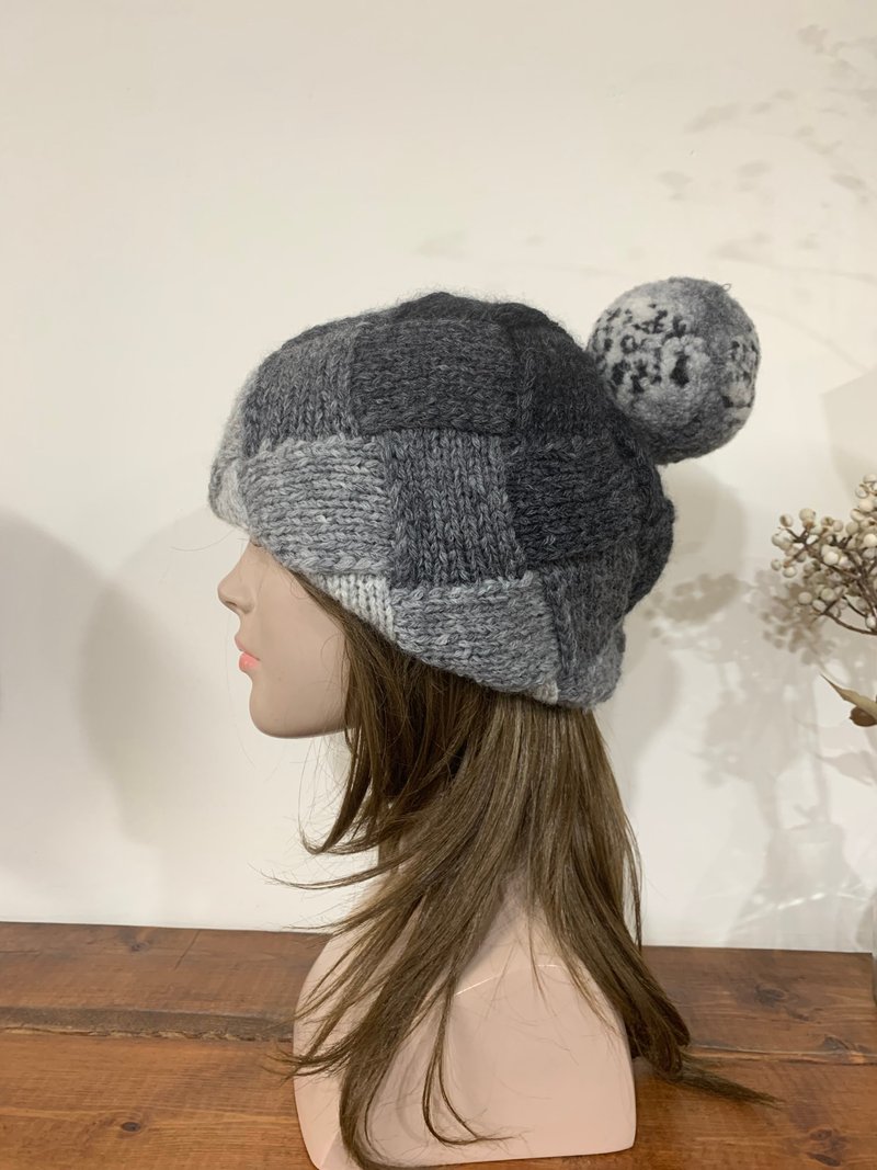 冬天毛線帽。方格拼接款是。黑/白色。手作帽頂大球直徑13公分 - 帽子 - 羊毛 