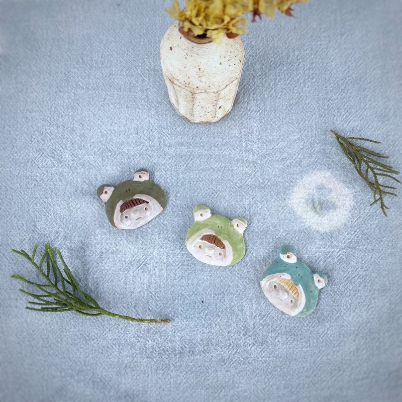 frog hat brooch / handmade ceramic - 胸針 - 陶 綠色