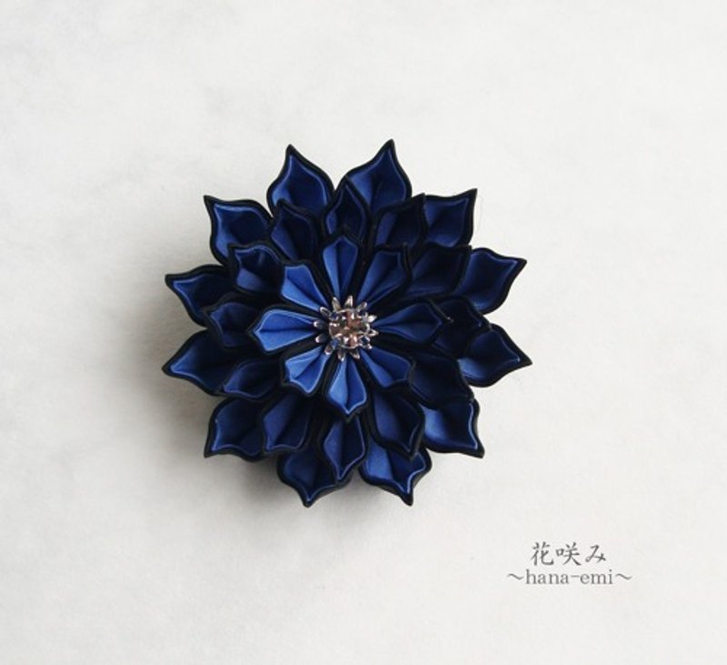 brooch　Tsumami zaiku - Brooches - Cotton & Hemp Blue