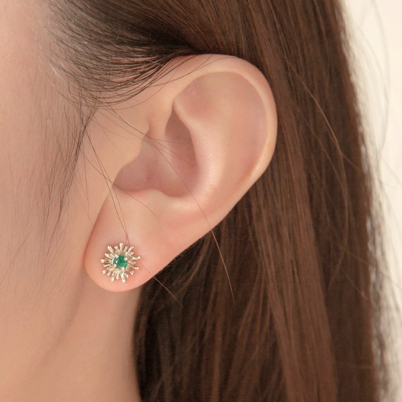 Small Daisy Earrings小雛菊花 祖母綠寶石 純銀耳環 優雅別緻 - 耳環/耳夾/耳骨夾 - 純銀 銀色