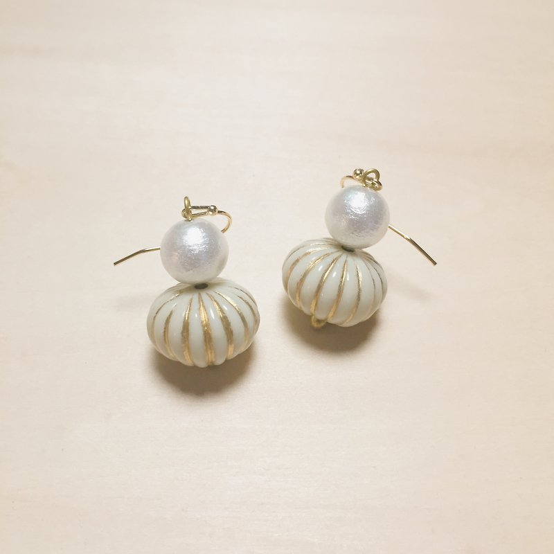 Vintage beige big pumpkin cotton pearl earrings - Earrings & Clip-ons - Resin White
