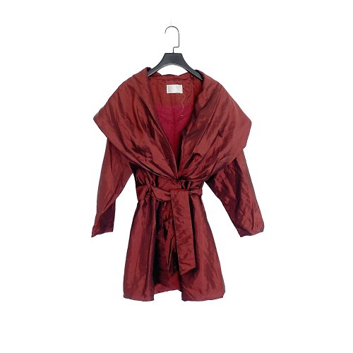 蘿綺莉蕾芭索 酒紅色 風衣材質 反光 附腰帶 大翻領 寬版 外套 大衣 OPME11