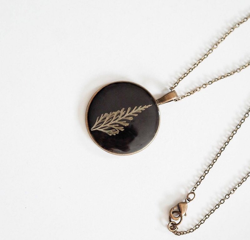 Fern – Necklace (Brass color) 30 mm. - สร้อยคอ - พืช/ดอกไม้ สีเขียว