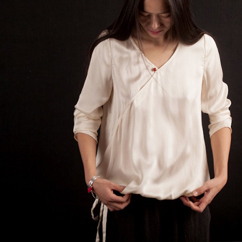 Silk White Shirt - Onyx Button - เสื้อเชิ้ตผู้หญิง - ผ้าไหม 