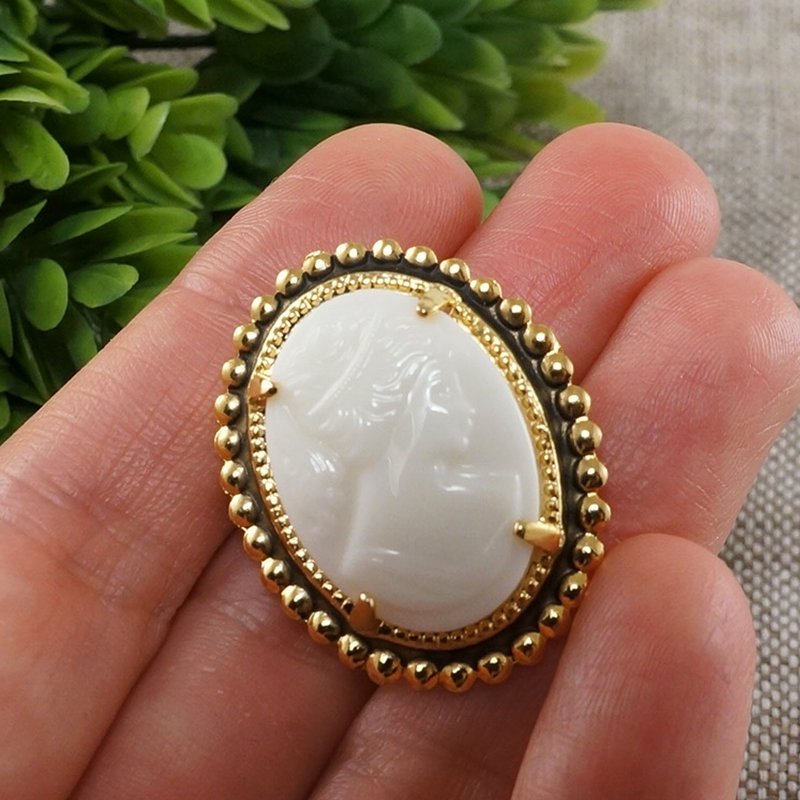 White Lady Cameo Brooch Vintage Glass Girl Cameo Golden Oval Brooch Pin Jewelry - 胸針 - 玻璃 白色