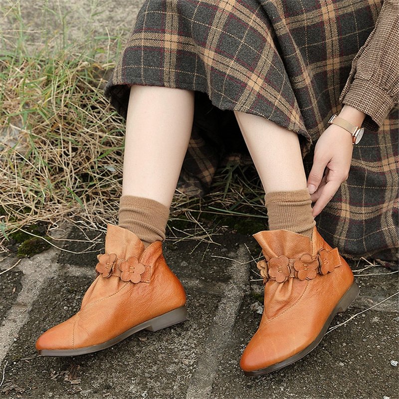 Flowers elegant and sweet literary flat-bottomed autumn and winter women's flat-bottomed boots - รองเท้าบูทสั้นผู้หญิง - หนังแท้ สีดำ