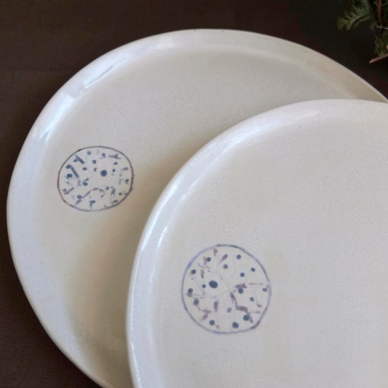 Warm white snow vine white disk (a pair) - Small Plates & Saucers - Pottery White