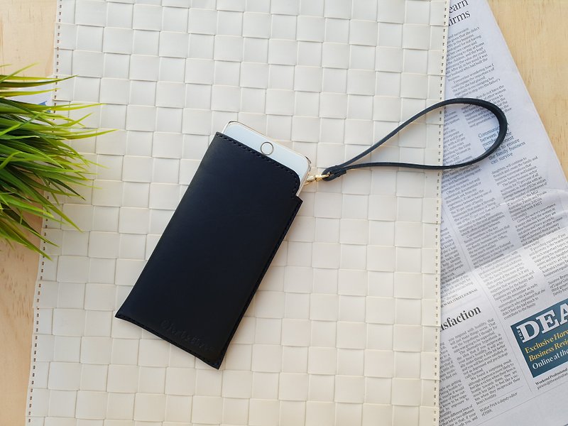 携帯電話ケース（リストストラップ付き）（カスタマイズサイズ）│植物タンニンなめしの革、手染め、ブランド可能 - スマホケース - 革 ブラック