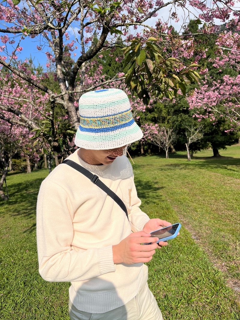 手工漁夫帽。白彩。男生、女生可戴。獨家設計。白底+綠混色 - 帽子 - 紙 