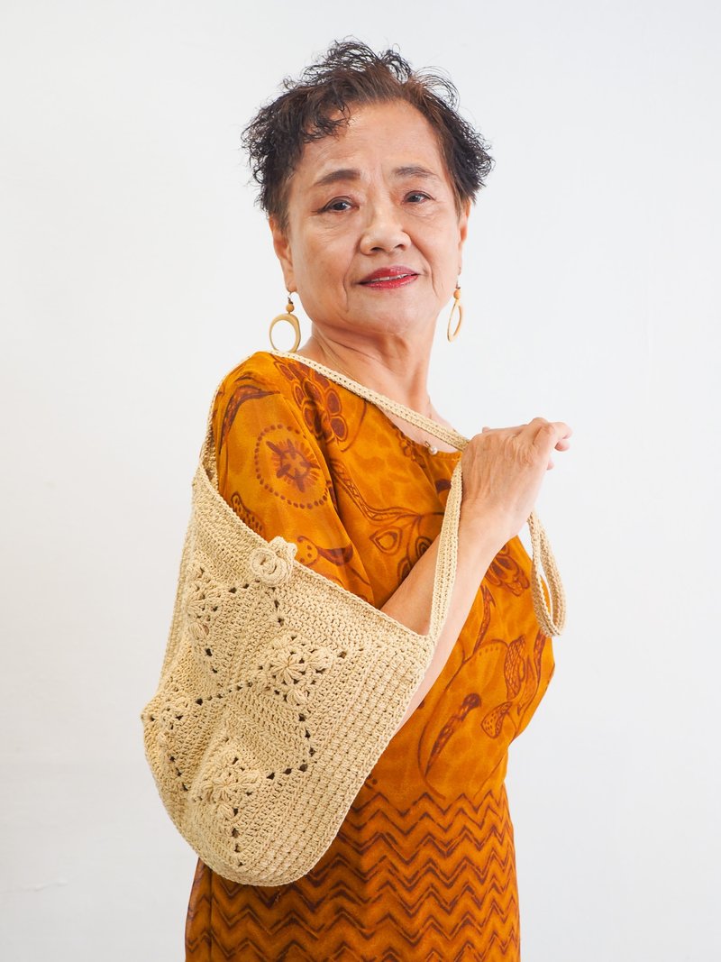 [Grandma’s ingenious knitting] Purely handmade crochet rhombus tile beige shoulder bag - กระเป๋าแมสเซนเจอร์ - ผ้าฝ้าย/ผ้าลินิน สีกากี