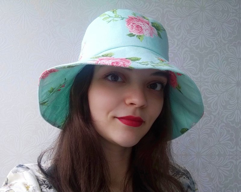 Summer hat bucket made of cotton in flowers. Beach sun hat for women. Hat in ros - 帽子 - 棉．麻 多色