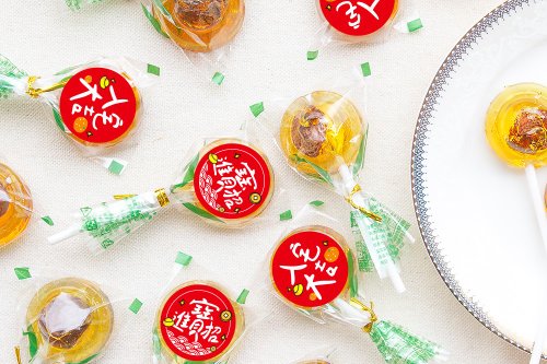 幸福朵朵 婚禮小物 花束禮物 手寫文青風 招財入厝 梅子棒棒糖 招財進寶 入宅大吉 2款貼紙可挑