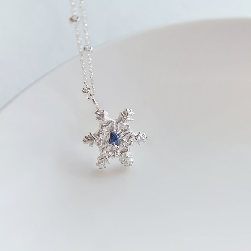 【Christmas Gift Box】999 Fine Silver Snowflake Cobalt Blue Spinel Sterling Silver Necklace Complimentary Gift Packaging - สร้อยคอ - เงินแท้ สีน้ำเงิน