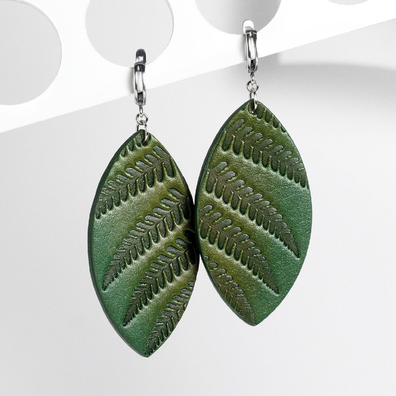 Green Leather Earrings with Fern Pattern, Lightweight Women's Earrings - ต่างหู - หนังแท้ สีเขียว