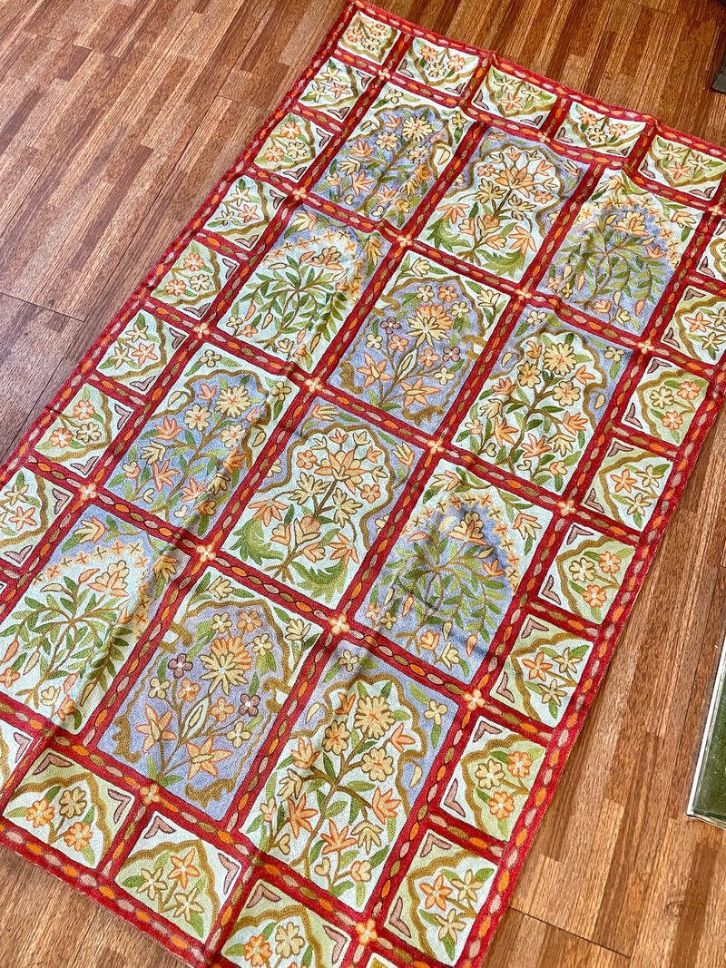 印度喀什米爾 手工刺繡絲質大型地毯 152x91 — 窗櫺 - 地墊/地毯 - 絲．絹 紅色