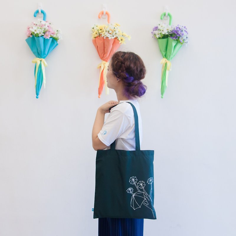 Rainbow House Kariyuki Tree - Double-sided hand-painted design water-repellent bag - กระเป๋าแมสเซนเจอร์ - วัสดุกันนำ้ สีเขียว