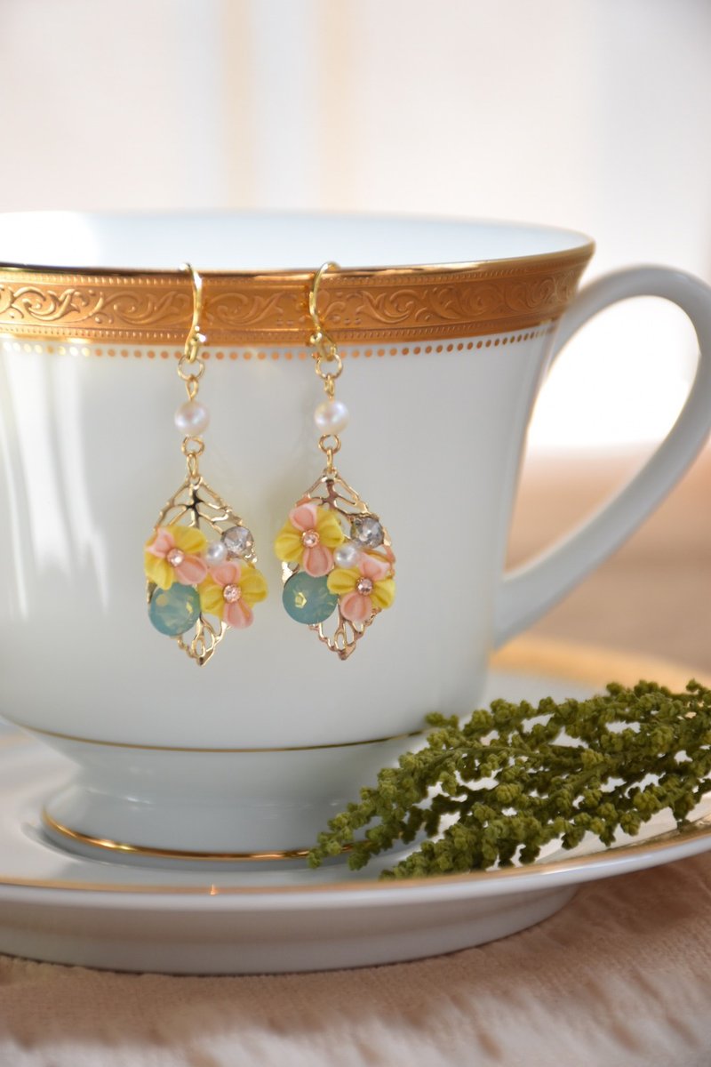 葉子碎花閃閃 客製真絲細工花耳環 / つまみ細工ピアス - 耳環/耳夾/耳骨夾 - 絲．絹 粉紅色
