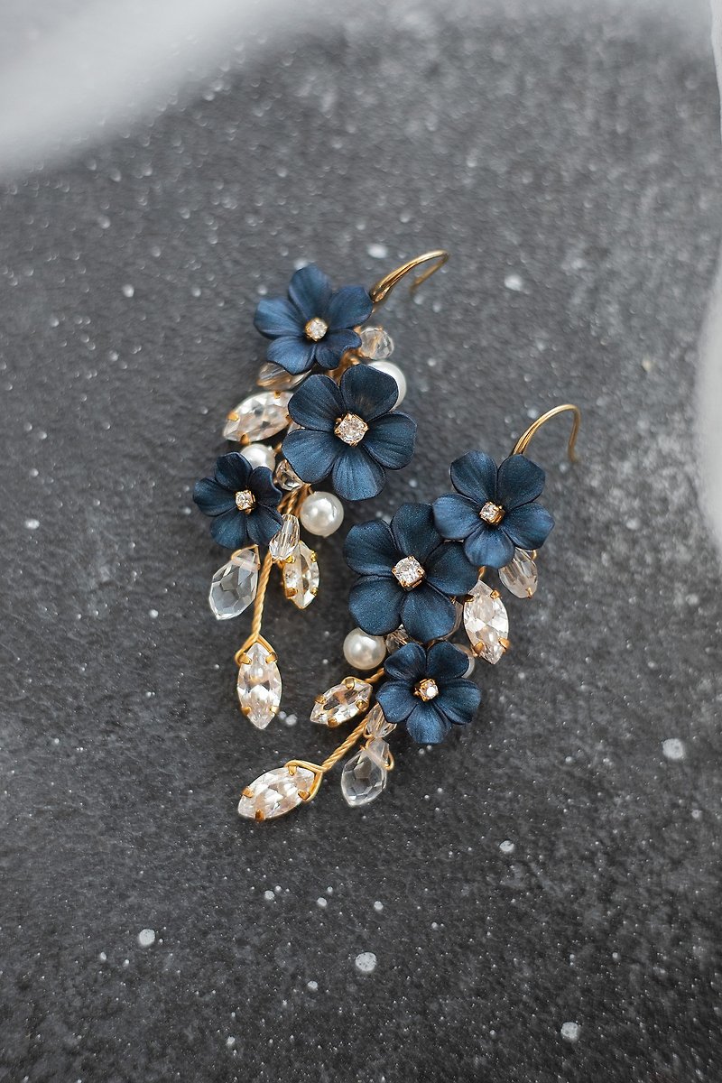 ดินเหนียว ต่างหู สีน้ำเงิน - Navy blue flower jewelry set, Wedding earrings, Bridal dark hair clip set