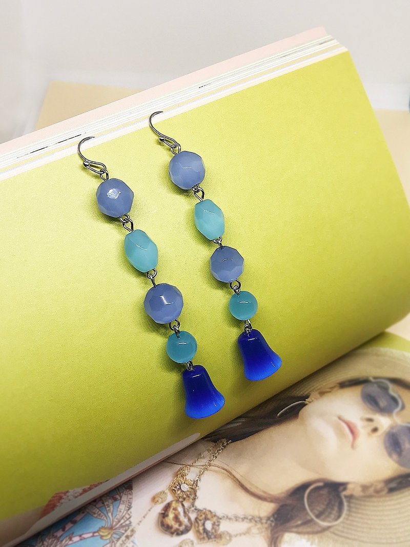 Andaman Ocean glass bead earrings - 耳環/耳夾 - 玻璃 藍色