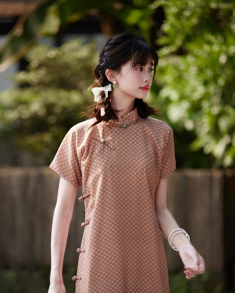 Retro plaid ancient girl cheongsam new Chinese style national style Spring Festival improved dress dress - กี่เพ้า - ไฟเบอร์อื่นๆ สีนำ้ตาล