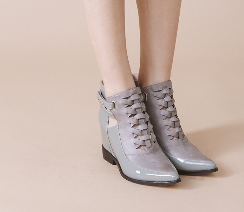 Cross the edge of the decoration within the increase in leather wide tube boots gray - Women's Booties - Genuine Leather Gray