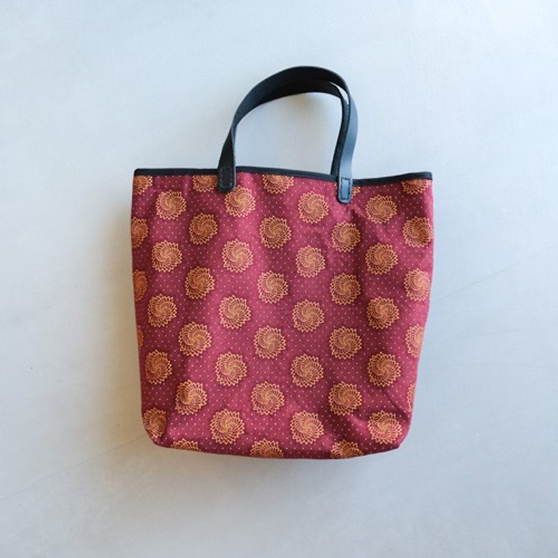 African Shweshwe Leather Handle Tote Bag Shweshwe Brown - กระเป๋าถือ - ผ้าฝ้าย/ผ้าลินิน 
