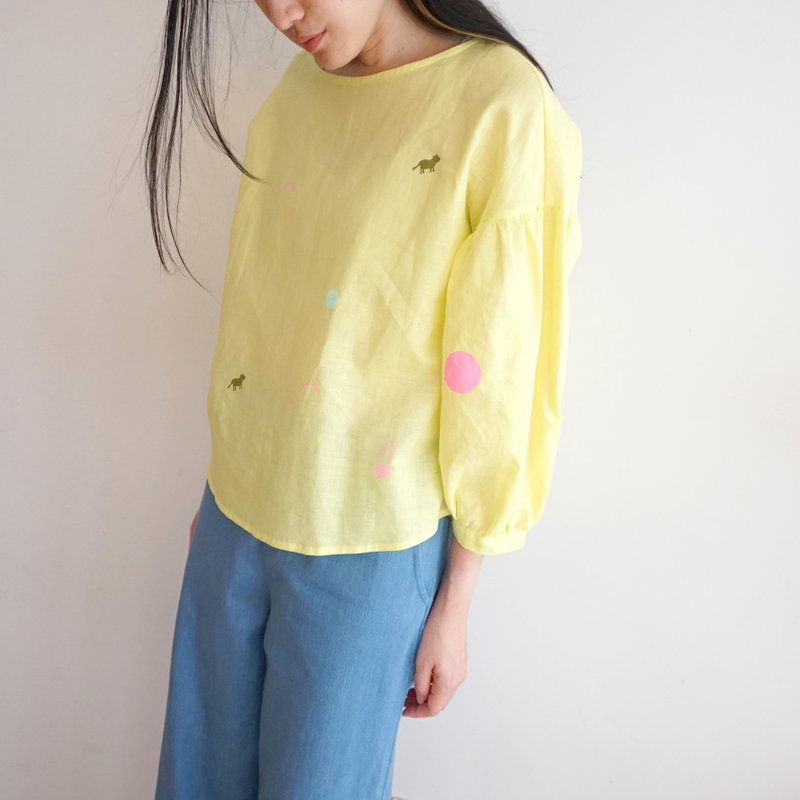 漂亮黃色亞麻澎袖圓弧下擺印花長袖上衣 小狗、小花、粉色彎月 - 女上衣/長袖上衣 - 棉．麻 藍色