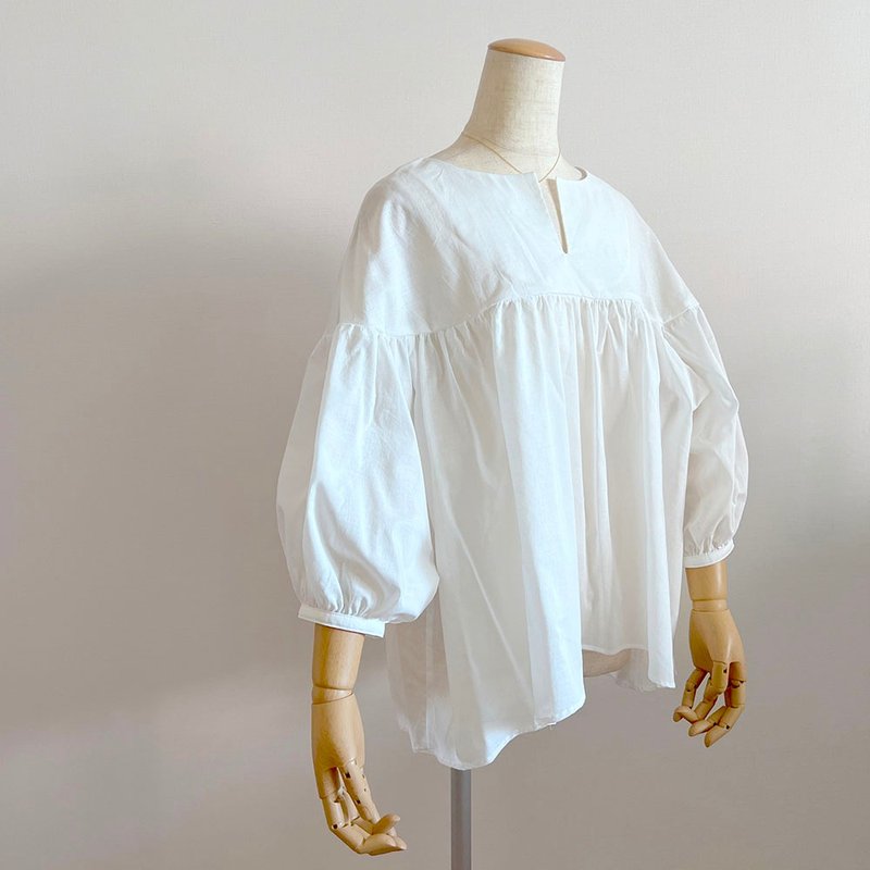 Cotton Keyhole Neck Gathered Blouse Off-White Made-to-Order - เสื้อเชิ้ตผู้หญิง - ผ้าฝ้าย/ผ้าลินิน ขาว