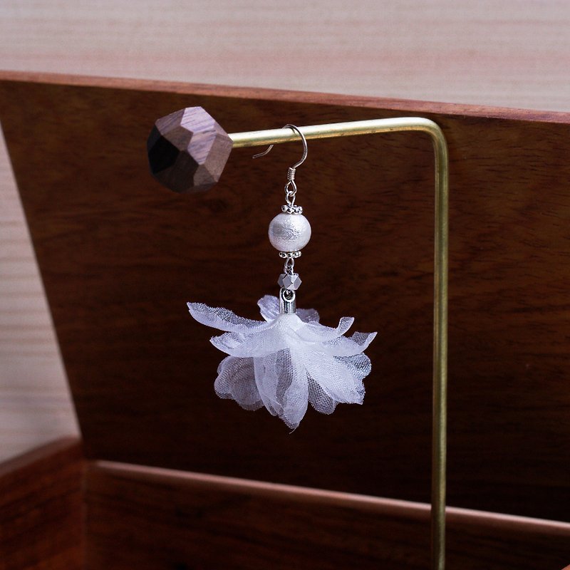 Dianne 棉花珍珠白紗花朵垂墜耳環 - 耳環/耳夾 - 其他材質 白色